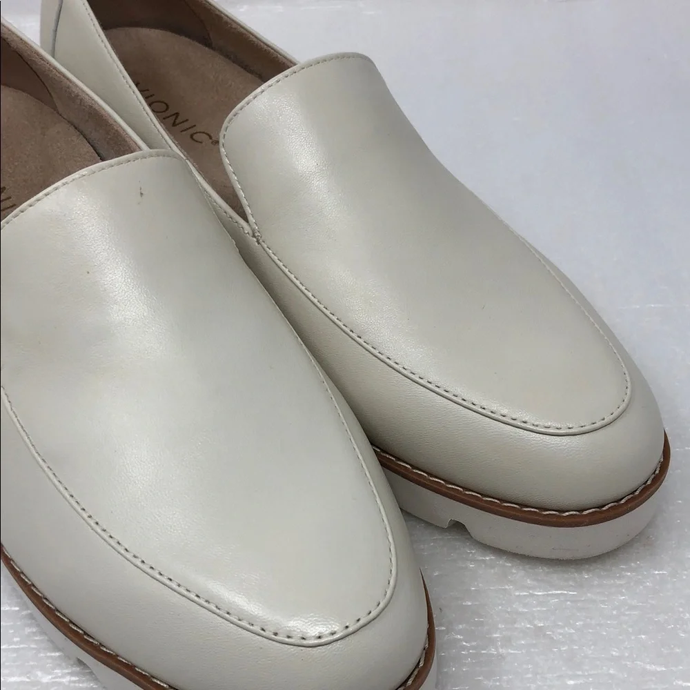 NEW Vionic Loafers Kensley Cream Leather Slip On Chunky Lug Soles Women’s Size 9